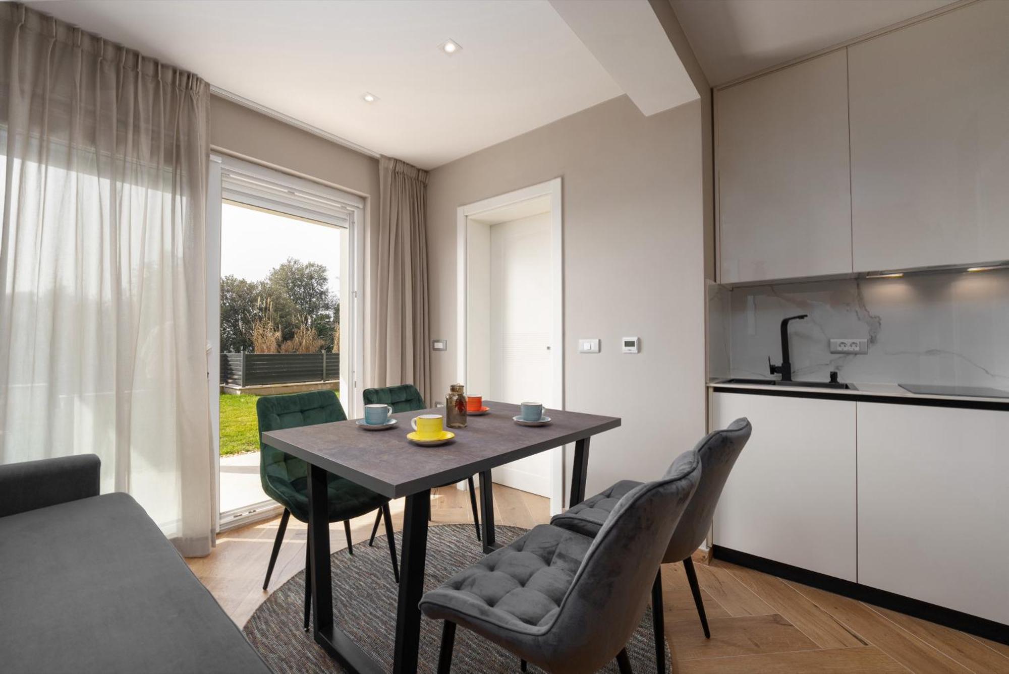Larum Apartmens Vrsar Bagian luar foto
