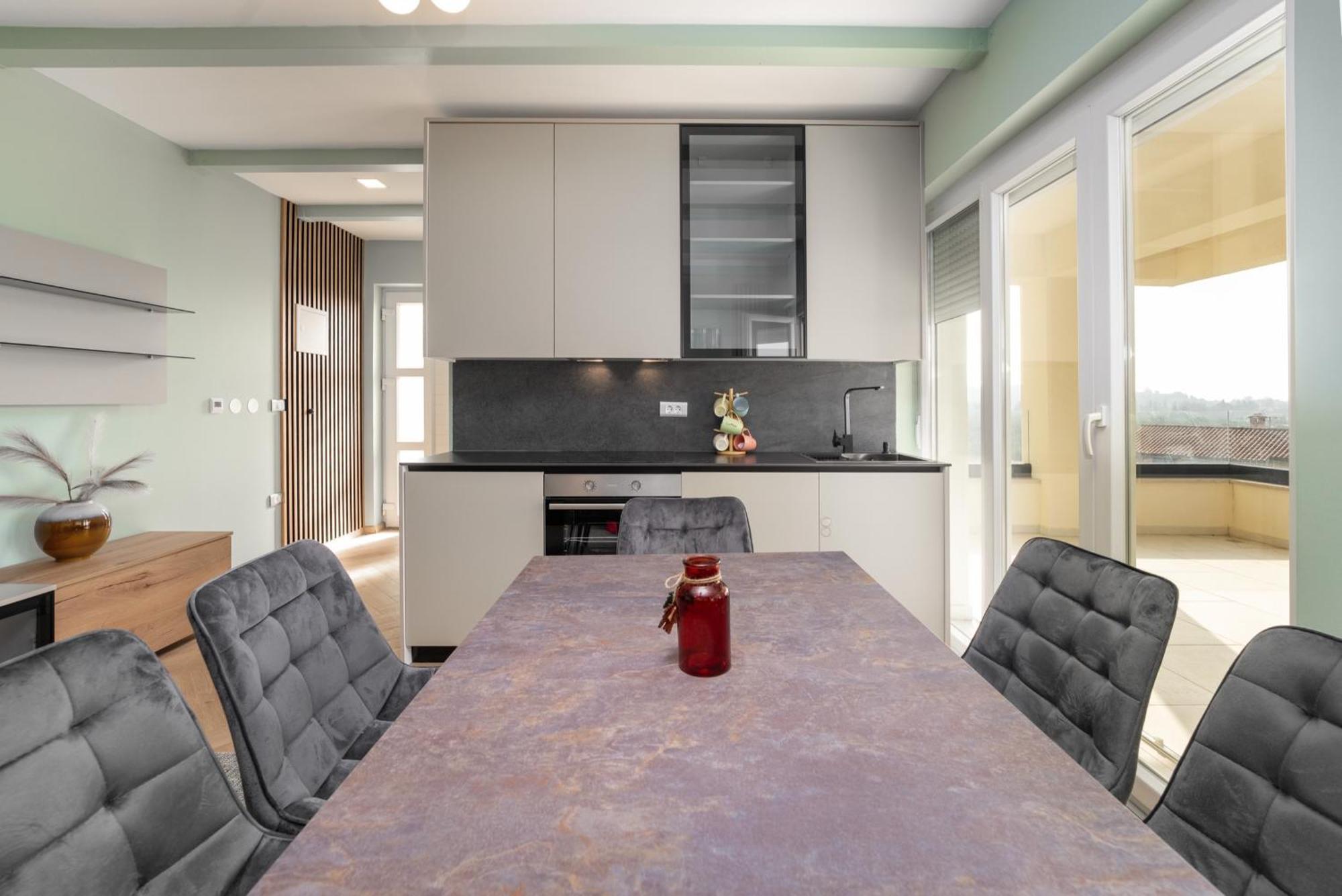 Larum Apartmens Vrsar Bagian luar foto