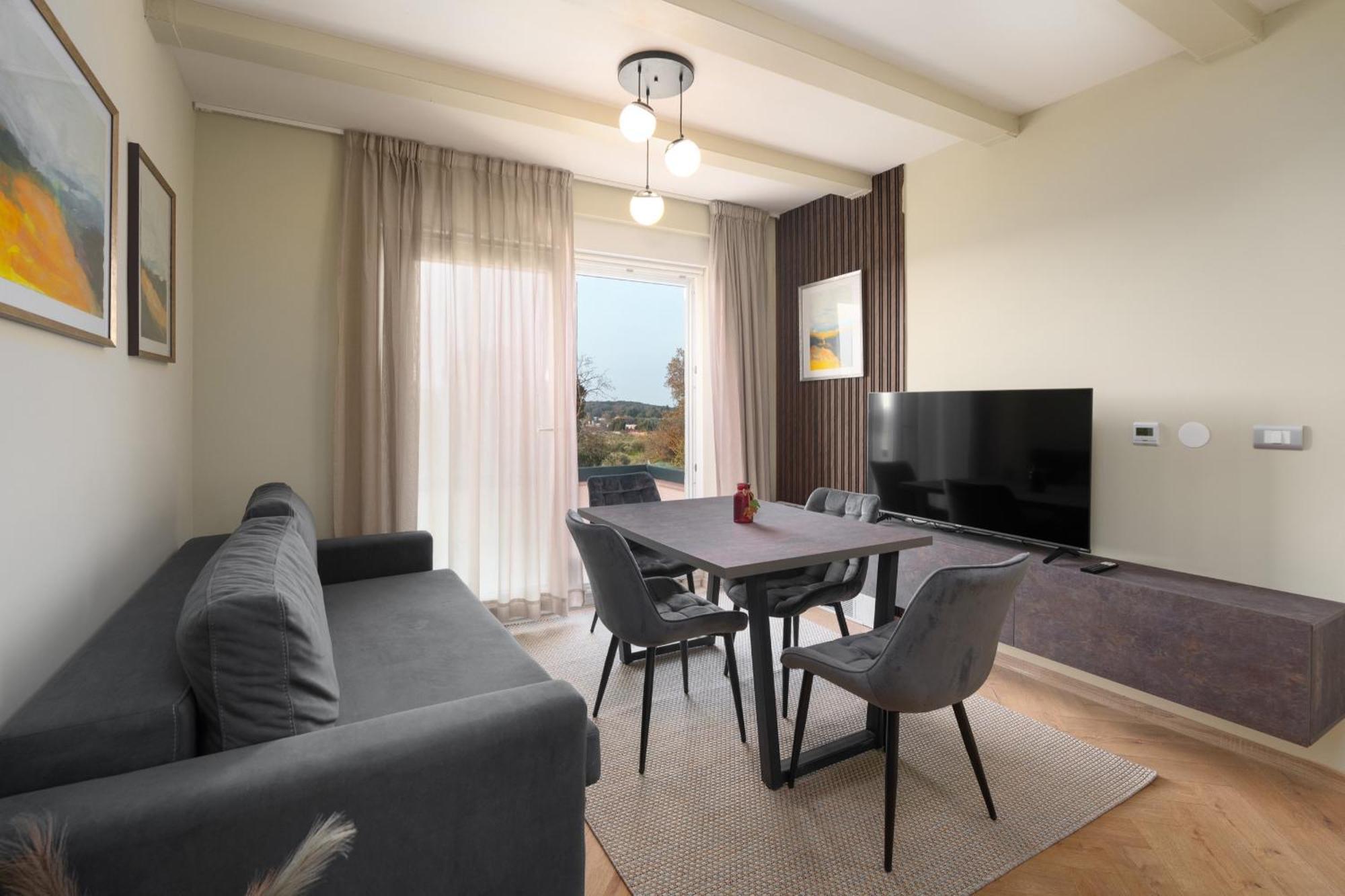 Larum Apartmens Vrsar Bagian luar foto